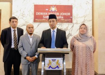 DR. SAHRUDDIN Jamal (dua kanan) mengadakan sidang akhbar di pekarangan Sidang DUN Johor di Kota Iskandar.