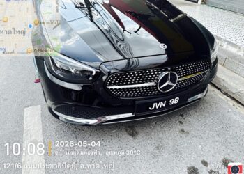 KERETA milik rakyat Malaysia yang bertindak merosakan kunci tayar milik polis trafik selepas meletakan kereta mewah jenis Mercedes-Benz di zon larangan parking di persimpangan Jalan Kong Khong dan Jalan Prachathipat, Hat Yai, Thailand hari ini.