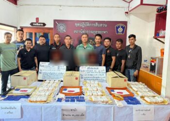 ANGGOTA Polis Thailand menunjukkan dadah yang dirampas selepas cuba diseludup ke negara jiran.