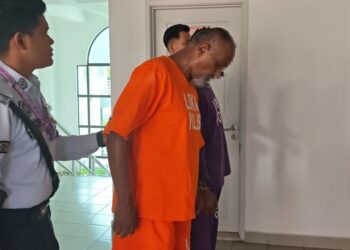 SUSPEK diiring keluar anggota polis selepas selesai permohonan reman di Mahkamah Majistret, Alor Gajah, Melaka hari ini.