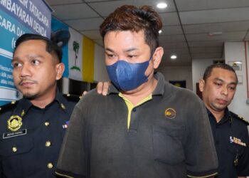 HEAH Ban How (tengah) diiringi oleh dua anggota penguat kuasa KPDN Pulau Pinang ketika dibawa ke Mahkamah Sesyen Butterworth, Pulau Pinang hari ini atas pertuduhan memiliki lebih 500 liter diesel tanpa lesen.-UTUSAN/DANIAL SAAD