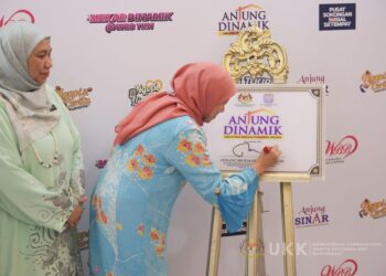 NANCY Shukri ketika berucap sempena pembukaan pengoperasian Anjung Dinamik di Dengkil, Selangor, di sini, semalam.