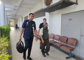 MOHD HAFIZ Haron (tengah) didakwa atas kesalahan menghina Yang di-Pertuan Agong di Mahkamah Sesyen Bandar Baru Bangi. - UTUSAN