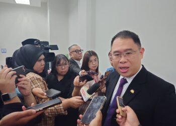 LING Tian Soon (kanan) mengadakan sidang akhbar di Bilik Petugas Media sempena Sidang Dewan Undangan Negeri (DUN) Johor, di Kota Iskandar, Iskandar Puteri.