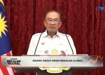 ANWAR Ibrahim pada Sidang Media Krisis Bekalan Global yang disiarkan secara langsung di Putrajaya semalam.