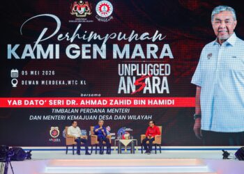 AHMAD Zahid Hamidi dan Pengerusi Majlis Amanah Rakyat (MARA), Datuk Dr Asyraf Wajdi Dusuki pada Perhimpunan Kami Gen MARA, di Pusat Dagangan Dunia Kuala Lumpur, di sini hari ini.-UTUSAN/SHIDDIEQIIN ZON