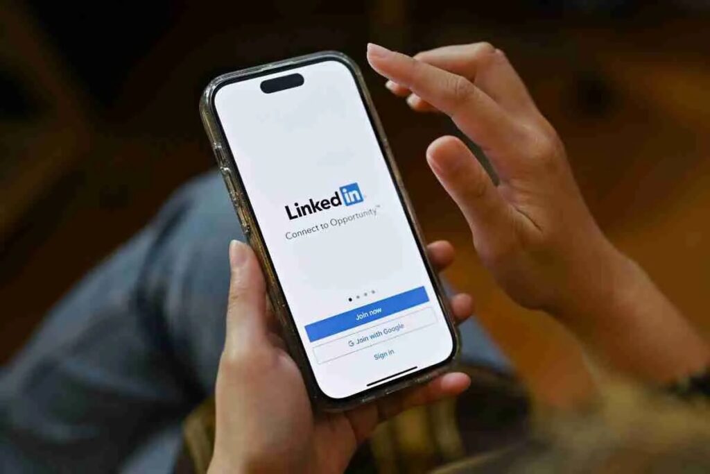 LinkedIn berdepan aduan penjualan data pengguna