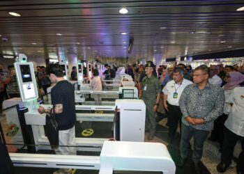 SAIFUDDIN Nasution Ismail meninjau pengoperasian Sistem Imigresen Bersepadu Nasional (MyNIISe) bagi kemudahan pelepasan pelancong dengan lebih pantas pada program Citra Negara ketika di KLIA. - UTUSAN/AMIR KHALID