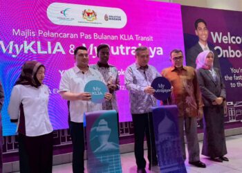 Anthony Loke pada Majlis Pelancaran pas Bulanan MyPutrajaya dan MyKLIA di Stesen KLIA Ekspres & KLIA Transit KLIA T2.