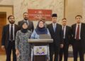 DR. SAHRUDDIN Jamal (tiga kanan) mengadakan sidang akhbar bersama Amira Aisya Abd. Aziz di pekarangan Sidang DUN Johor, di Kota Iskandar.