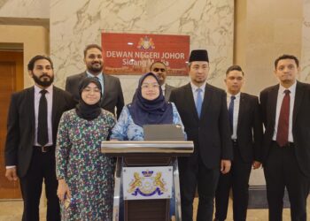 DR. SAHRUDDIN Jamal (tiga kanan) mengadakan sidang akhbar bersama Amira Aisya Abd. Aziz di pekarangan Sidang DUN Johor, di Kota Iskandar.