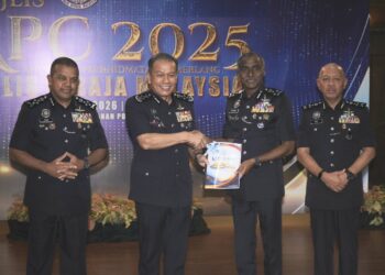 KHALID Ismail ketika  Majlis Penyampaian Anugerah Perkhidmatan Cemerlang (APC) Polis Diraja Malaysia di Bukit Aman, di sini, hari ini. -UTUSAN/MOHD FARIZWAN HASBULLAH