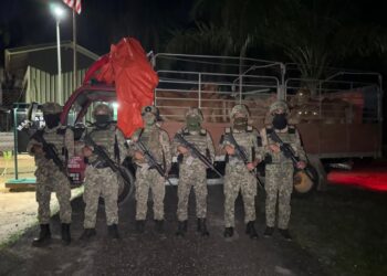 ANGGOTA TDM bersama lori dan lembu yang dirampas dalam serbuan di Rantau Panjang, Kelantan semalam.-IHSAN TDM