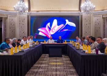 Majlis Perundingan Pimpinan Kerajaan Perpaduan di antara UMNO dan Pakatan Harapan itu dipengerusikan bersama oleh Pengerusi PH, Datuk Seri Anwar Ibrahim dan Presiden UMNO, Datuk Seri Dr. Ahmad Zahid Hamidi