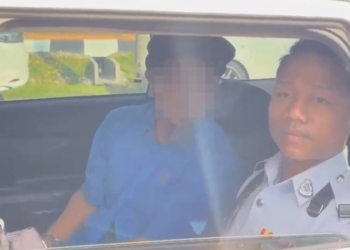 SUSPEK dibawa menggunakan kereta polis untuk permohonan reman bagi membantu siasatan di bawah Seksyen 41 (1) Akta Pengangkutan Jalan 1987.