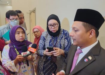 AZNAN Tamin (kanan) mengadakan sidang akhbar di Bilik Petugas Media sempena Sidang Dewan Undangan Negeri (DUN) Johor, di Kota Iskandar, di sini hari ini.