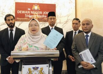 AMIRA AISYA Abd. Aziz (dua kiri) mengadakan sidang akhbar bersama Dr. Sahruddin Jamal di pekarangan Sidang DUN Johor, Kota Iskandar.