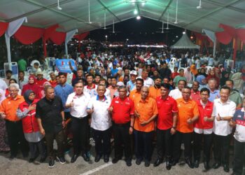 SEBAHAGIAN kepemimpinan PH bergambar bersama hadirin pada Ceramah Perdana Pimpinan Utama PH di Stadium Tuanku Abdul Rahman, Paroi, Seremban malam tadi.-UTUSAN/MOHD. SHAHJEHAN MAAMIN.