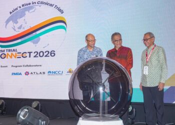 DZULKEFLY Ahmad (tengah) ketika menyempurnakan gimik perasmian pada Majlis Perasmian CRM Trial Connect Conference 2026 di Connexion Conference & Event Centre Bangsar South di sini, hari ini. - UTUSAN/ISKANDAR ISHAK