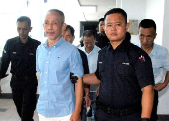 KESEMUA tertuduh warga China dibawa keluar dari Mahkamah Majistret Ayer Keroh hari ini. - UTUSAN/AMRAN MULUP