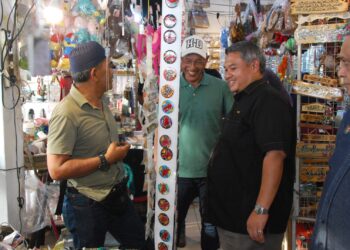 RAIS Yasin berbual dengan seorang peniaga ketika melawat Medan Samudera di Banda Hilir, Melaka. - UTUSAN/AMRAN MULUP