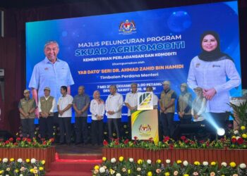 AHMAD Zahid Hamidi (tengah) pada Majlis Peluncuran Program Skuad Agrikomoditi di Dewan MPOB di sini, hari ini.
