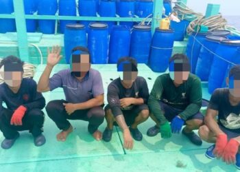 LIMA kru warga Myanmar termasuk tekong yang ditahan Maritim Malaysia Pulau Pinang di perairan Pulau Kendi, Pulau Pinang malam tadi. - MARITIM PULAU PINANG