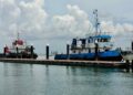 DUA bot tunda yang membawa dan menyimpan minyak MGO tanpa dokumen ditahan Maritim Malaysia di Tanjung Bulat, Kota Tinggi.