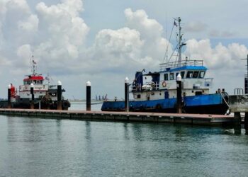 DUA bot tunda yang membawa dan menyimpan minyak MGO tanpa dokumen ditahan Maritim Malaysia di Tanjung Bulat, Kota Tinggi.