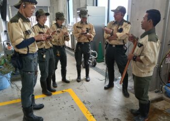 ALI Gadung (kanan) bersama rakan mahut dan pekerja Zoo Tennoji, Osaka, Jepun.