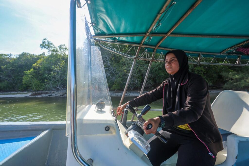 14 tahun Siti Aisyah meredah ombak
