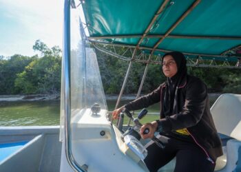 SITI Aisyah Umairah Tan Abdullah mengemudi bot menuju ke Pulau Redang, Terengganu untuk mengambil penumpang.
