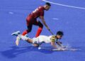 Pemain Maybank, Muhammad Khairul Norizam diasak pemain Angkatan Tentera Malaysia dalam aksi Liga Hoki Malaysia, di Stadium Hoki Nasional Bukit Jalil, di sini hari ini. UTUSAN/SHIDDIEQIIN ZON