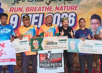MOHD. Uzir Mahidin (tiga kanan) beramah mesra dengan pemenang hadiah selepas Program Berlari, Bernafas, Menghayati Alam di Jeli, Kelantan hari ini-UTUSAN/YATIMIN ABDULLAH.