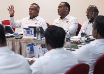 LOGA Bala Mohan (kiri) ketika menghadiri Mesyuarat Majlis Tertinggi PPP di Batu Ferringhi, Pulau Pinang hari ini.-UTUSAN/DANIAL SAAD
