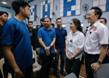 TEO Nie Ching (dua dari kanan) menghadiri Bengkel Pendidikan Pencipta Kandungan TikTok Shop di SMK Senai, Kulai hari ini.