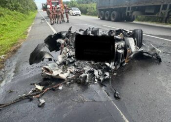 KEADAAN kereta jenis Ferrari dinaiki pasangan kekasih warga Singapura yang tinggal rangka setelah hangus terbakar dalam kemalangan di Jalan Johor Bahru-Mersing, Kota Tinggi.