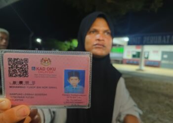 NURUL Anis Abdul Rahman menunjukkan gambar anaknya yang maut dihempap tiang konkrit dalam kejadian di Kampung Telaga Papan, Semerak, Pasir Puteh, Kelantan semalam-UTUSAN/YATIMIN ABDULLAH.