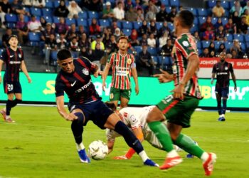 Penjaga gol  Kelantan TRW FC Muhammad Azfar Arif bekerja keras menghalang pergerakan penyerang JDT Bergson Da Silva pada aksi Liga Super  di Stadium Sultan Ibrahim, Iskandar Puteri disini. UTUSAN/RAJA JAAFAR ALI