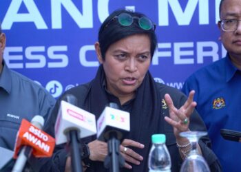 AZALINA semasa menghadiri Sesi Perjumpaan Awam (townhall) Kerangka Akauntabiliti Madani di Akademi Perundangan Negara (APN) di Bandar Baru Bangi, di sini hari ini. - UTUSAN/ISKANDAR
