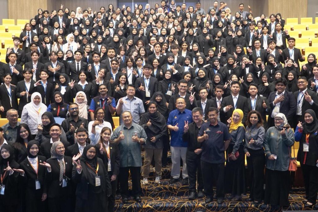 Peguam Negara perlu hadir ke Parlimen – Azalina