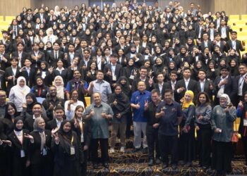 AZALINA semasa menghadiri Sesi Perjumpaan Awam (townhall) Kerangka Akauntabiliti Madani di Akademi Perundangan Negara (APN) di Bandar Baru Bangi, di sini hari ini. - UTUSAN/ISKANDAR