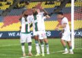 JEROME Mpacko Etame (kanan) meraikan jaringan pertama bersama rakan sepasukan sebelum meledakkan hatrik membantu Kuching City FC menewaskan Melaka 3-1 di Stadium Hang Jebat malam tadi. UTUSAN/AMRAN MULUP
