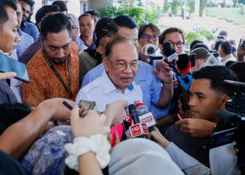 ANWAR Ibrahim ketika ditemui pemberita selepas Majlis Ramah Mesra Perdana Menteri bersama Mahasiswa India di Dewan Tunku Canselor, Universiti Malaya (UM), di sini hari ini.