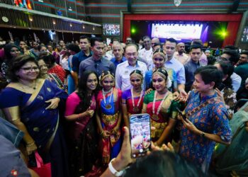 ANWAR Ibrahim pada Majlis Ramah Mesra Perdana Menteri bersama Mahasiswa India, di Universiti Malaya, di sini hari ini. - UTUSAN/SHIDDIEQIIN ZON