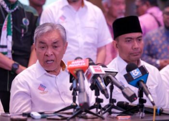 AHMAD Zahid Hamidi ketika ditemui pemberita pada Musyawarah Nasional ‘Keresahan Bangsa Melayu: Apakah Penyelesaiannya’ di ibu negara hari ini.