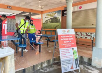 PESALAH menjalankan Perintah Khidmat Masyarakat dengan mencuci lantai medan selera di Taman Rekreasi Gunung Keriang, Alor Setar hari ini.