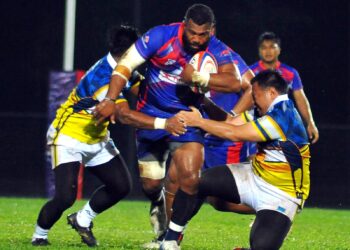 AKSI pemain Johor Tigers ketika membelasah Putrajaya 45-5 pada aksi kumpulan B Piala Agong di Stadium Mount Austin.