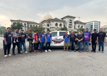 SEBAHAGIAN komuniti program TT Truck Fighter berhimpun di kawasan parkir Mahkamah Putrajaya. - UTUSAN
