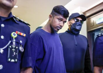 A. LEKESWARAN ketika hadir bagi pertuduhan melakukan cubaan bunuh dalam kejadian tembakan di hadapan sebuah pusat hiburan di Jalan Telawi, Bangsar, di Mahkamah Sesyen, di sini hari ini. - UTUSAN/SHIDDIEQIIN ZON
